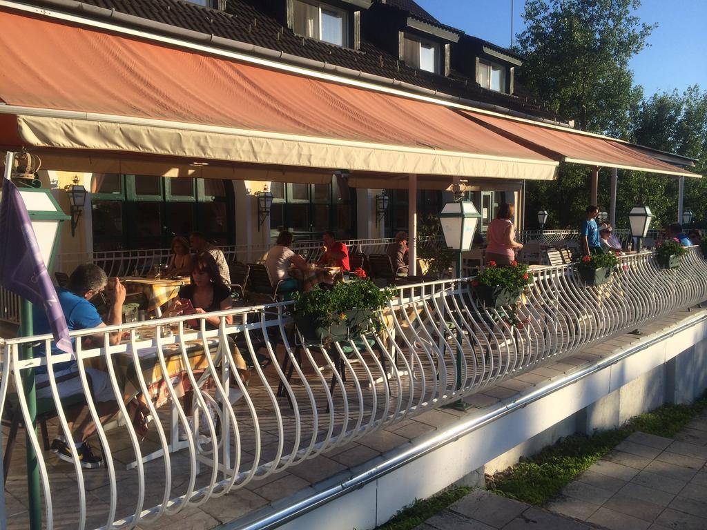 Hotel Familia Zamárdi Екстериор снимка