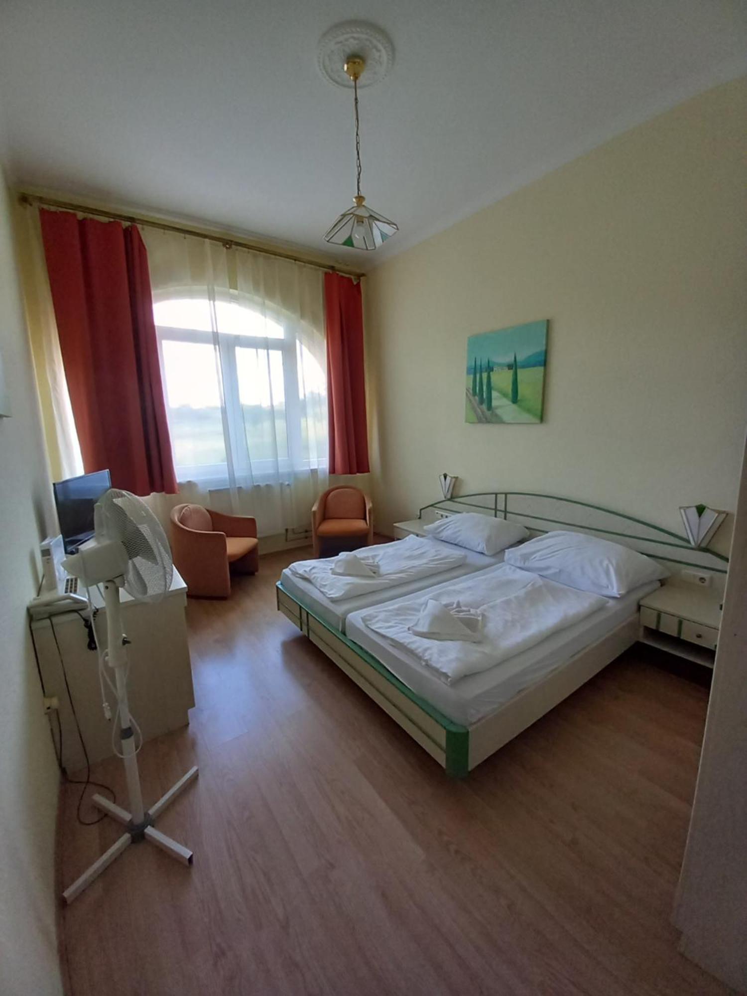 Hotel Familia Zamárdi Стая снимка