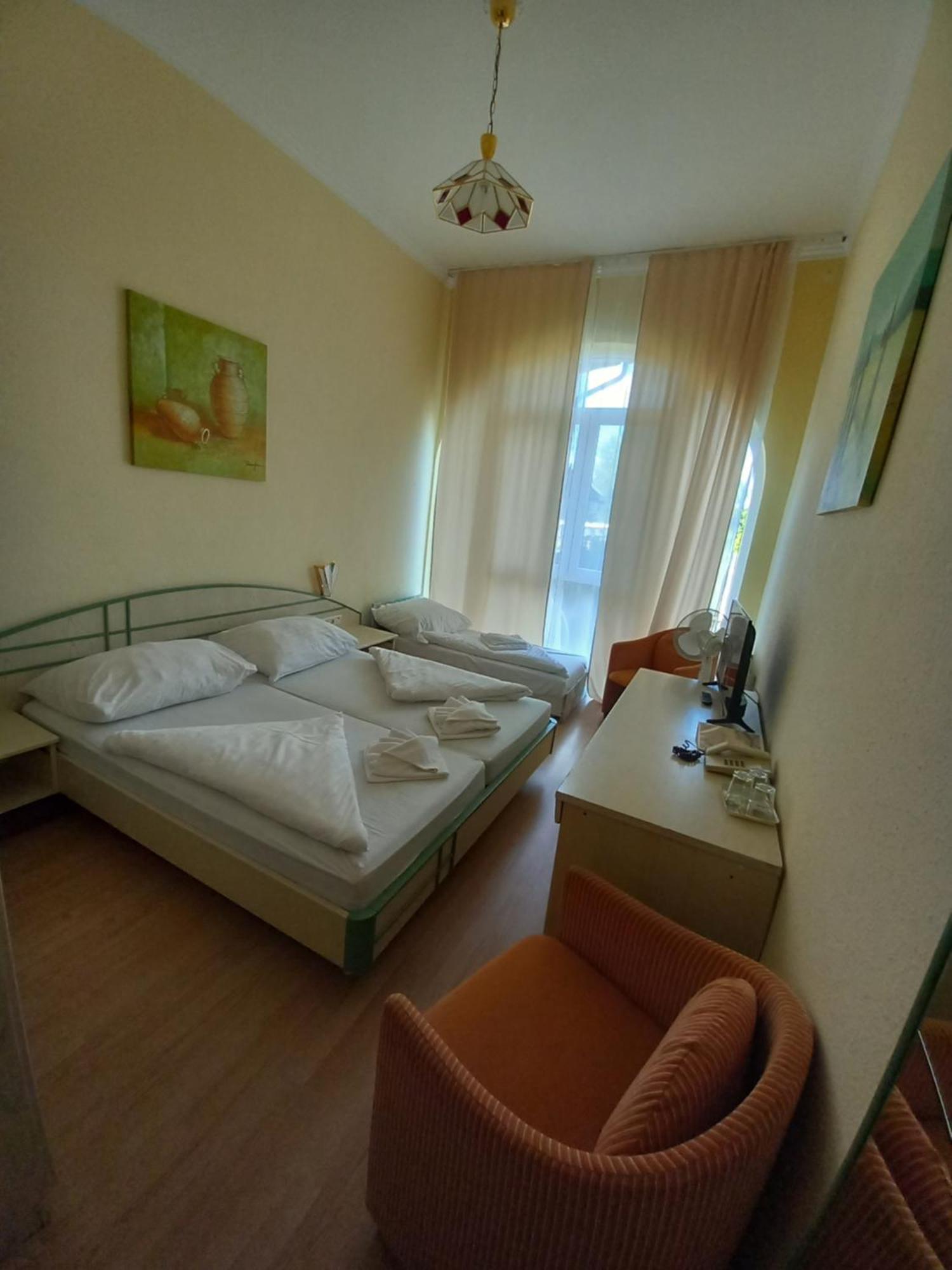 Hotel Familia Zamárdi Стая снимка