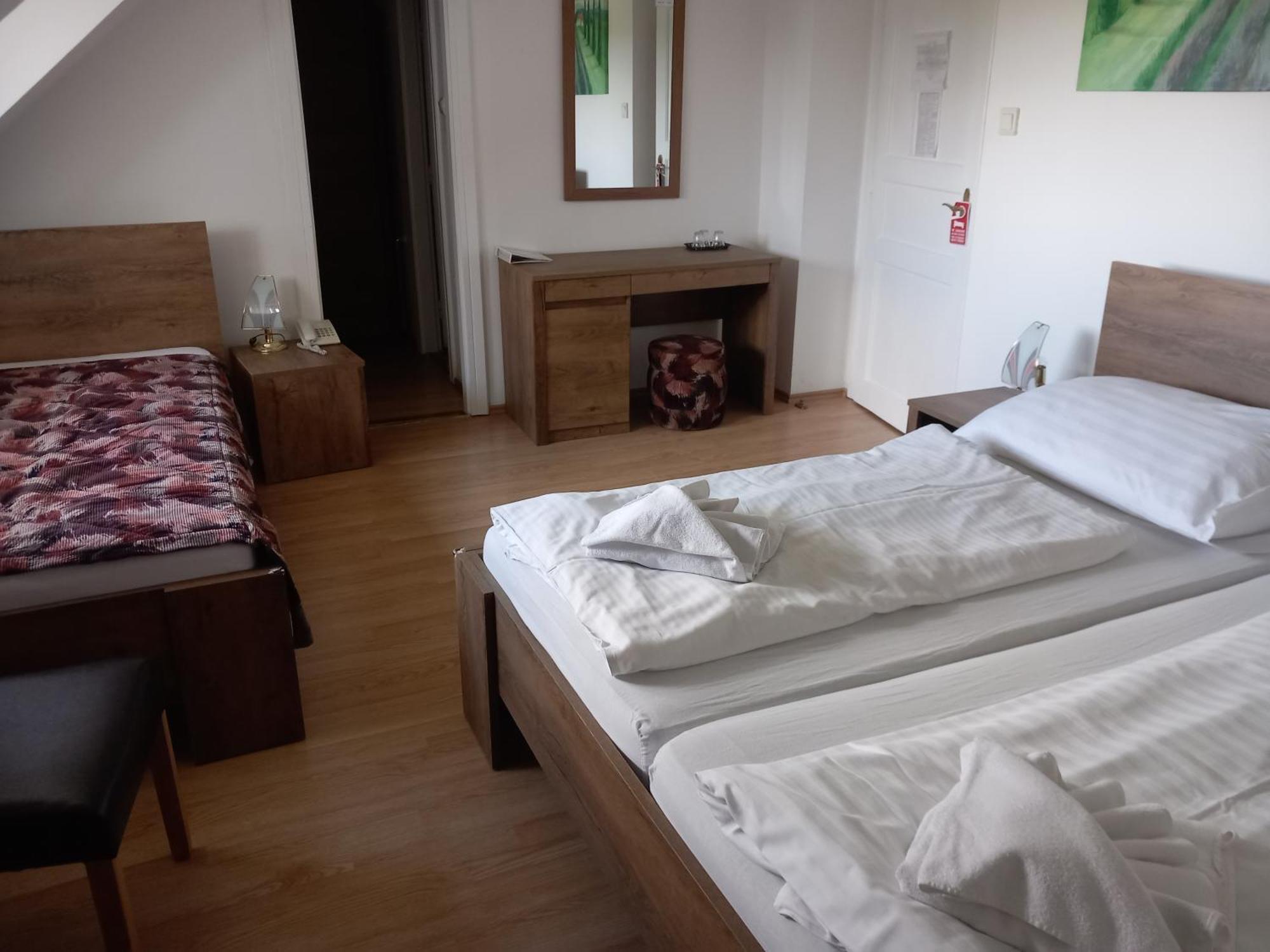 Hotel Familia Zamárdi Стая снимка