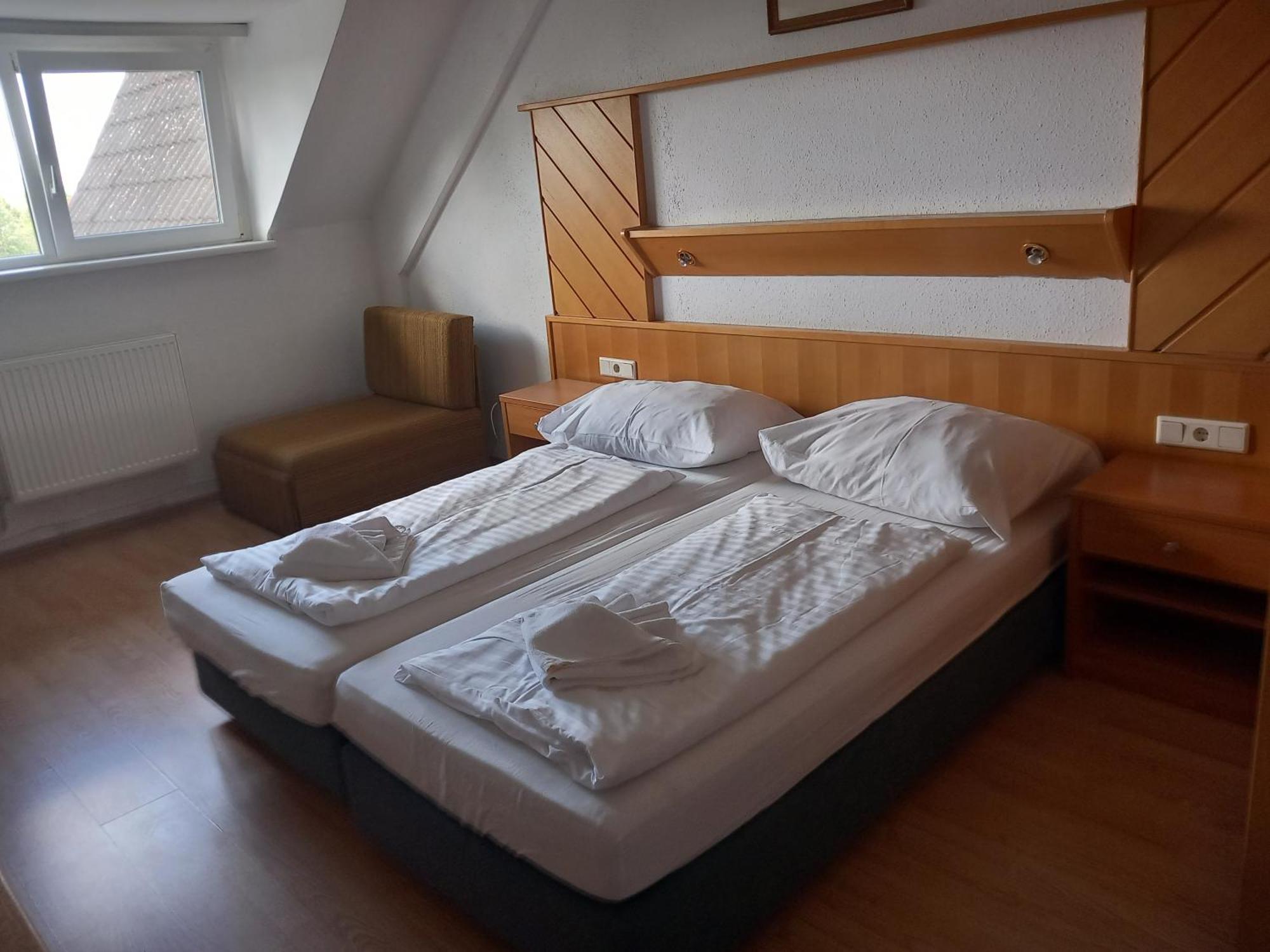 Hotel Familia Zamárdi Стая снимка