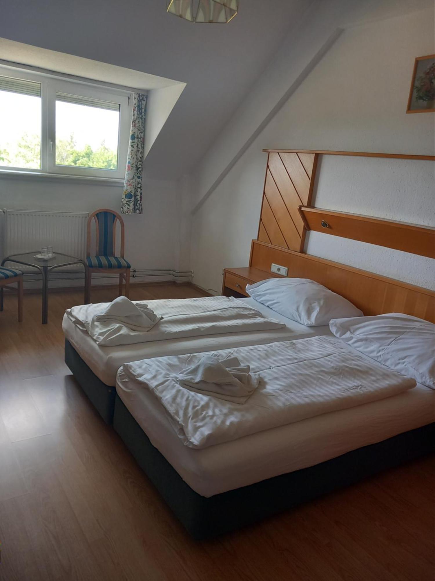 Hotel Familia Zamárdi Стая снимка